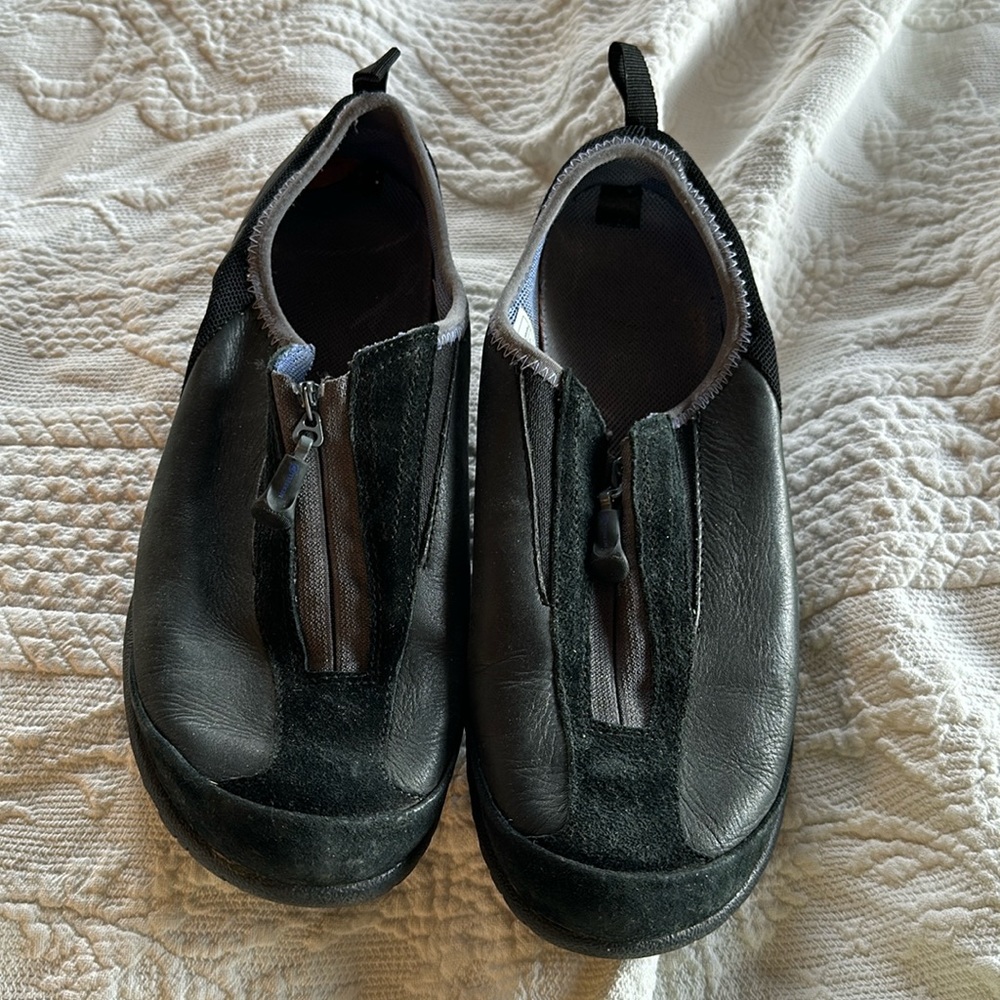 Black leather Merrell performance style size 6.5 tennis shoe.
